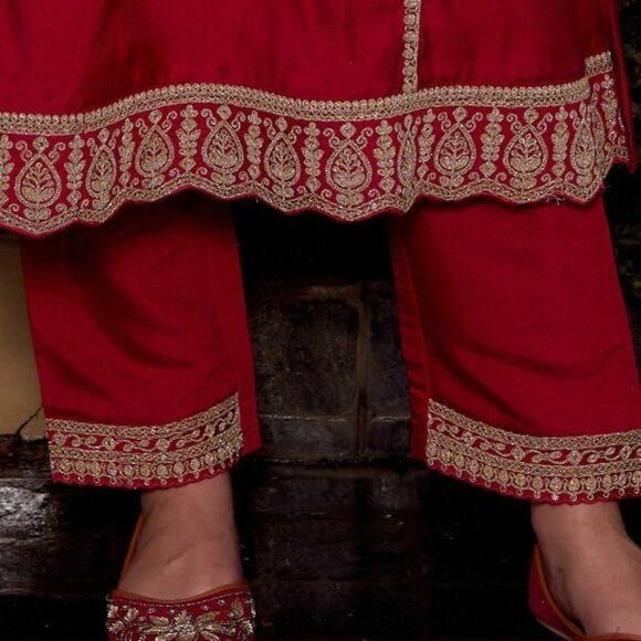 Maroon & Gold-Toned Silk Blend Embroidered A-Line Kurta Set with Trousers & Orga - Picture 4 of 8